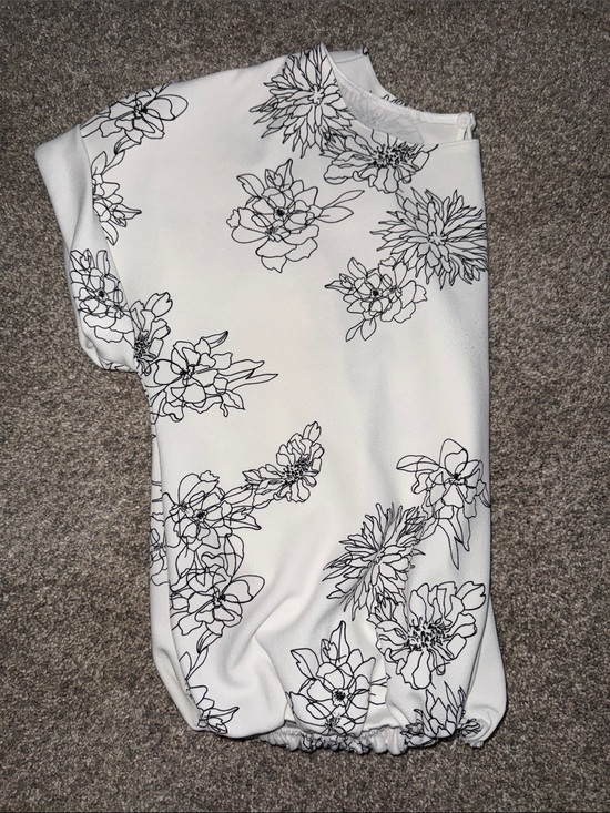 MELLODAY Tops - MELLODAY White Short Sleeve Floral Line-Print Blouse